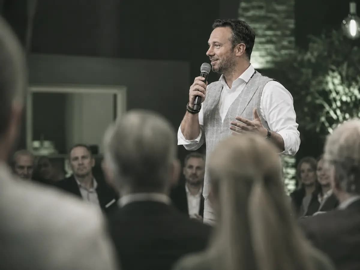 Bjorn spreekt voor een zittend publiek